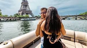 Couple romantique sur un bateau privatif avec la Tour Eiffel en arrière-plan