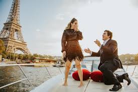 Demande en mariage romantique sur la Seine avec Paris en toile de fond